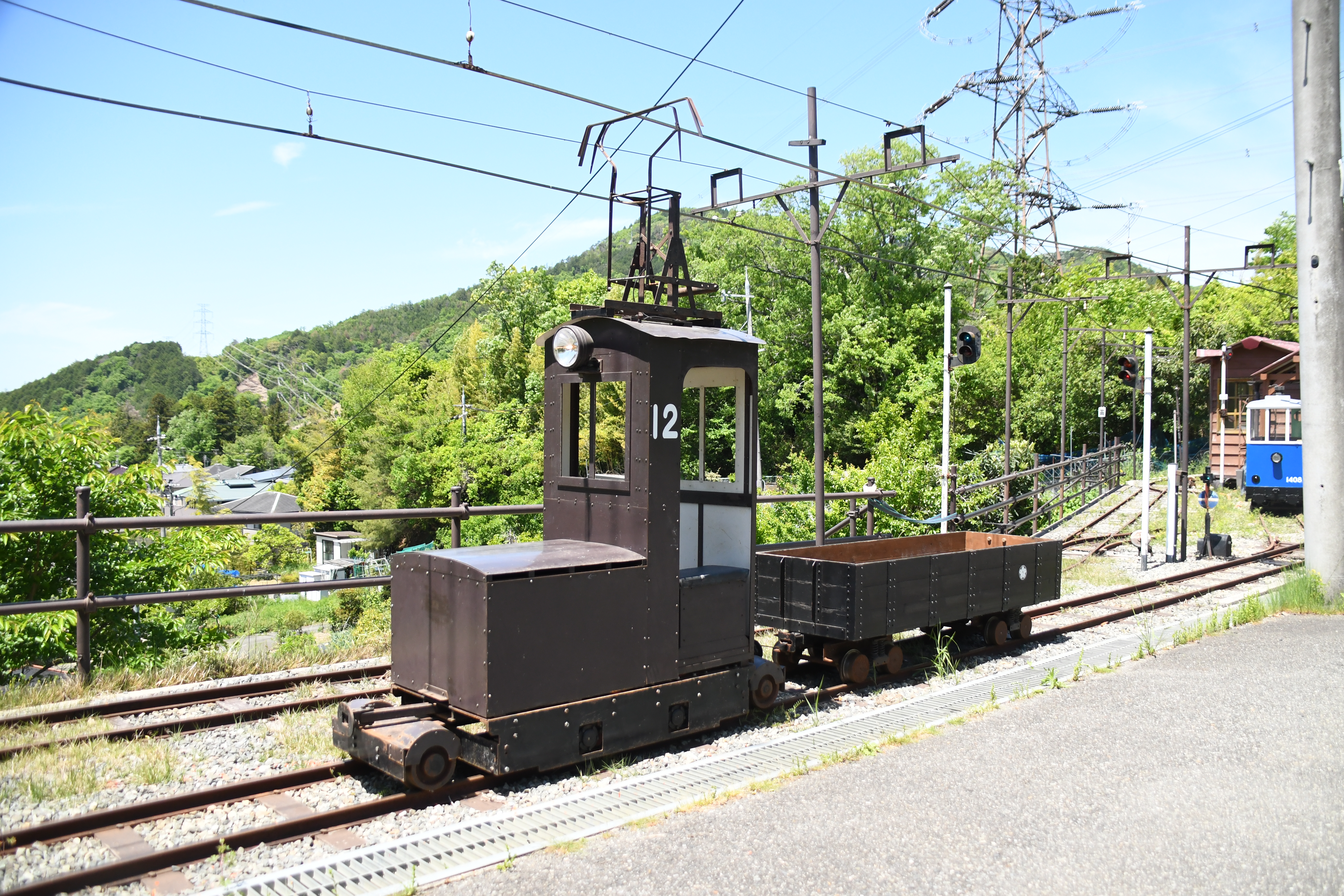 デキ12と連結するホト71貨車