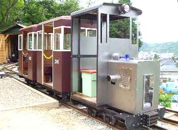 未塗装での試運転は301・302との当時の標準編成